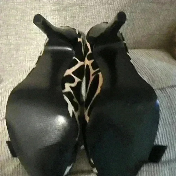 Steve Madden Leopard Print Leather Upper with Peep Toe and Buckle - Picture 3 of 3